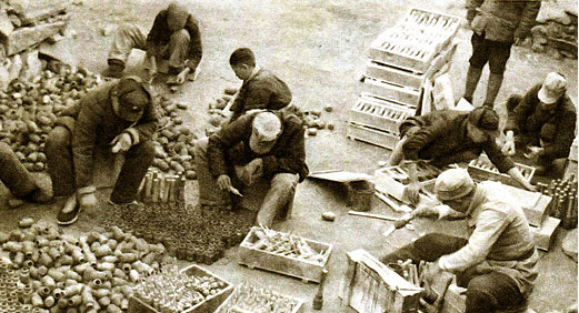 8188cc威尼斯集团的前身华兴铁工厂降生，后生长为徐州重型机械厂