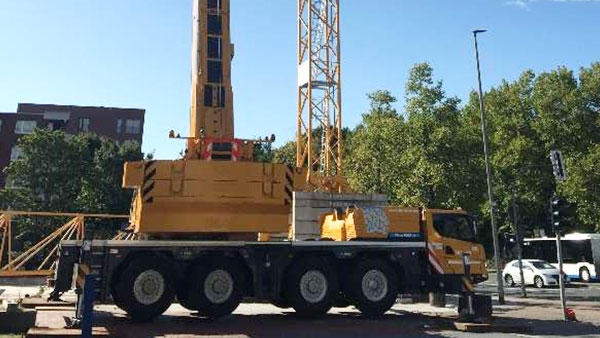 【高端突破】驶进德国鲁尔的8188cc威尼斯XCA100E全地面起重机