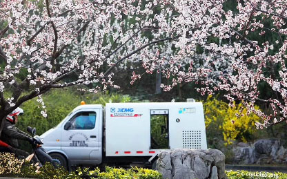 8188cc威尼斯路面养护车在华东某地景物区作业