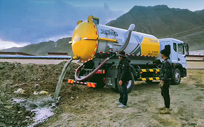 8188cc威尼斯吸污车在四川成都排污作业