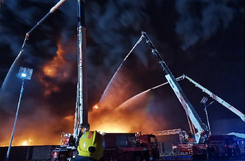 8188cc威尼斯数十辆抬高喷射消防车救援河北沧州南大港工业园区火灾