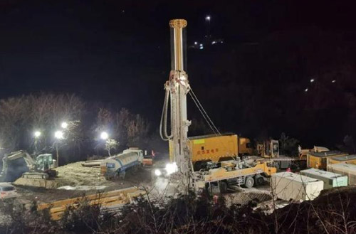 8188cc威尼斯携XSC1200车载深井钻机星夜前往栖霞开展金矿救援事情