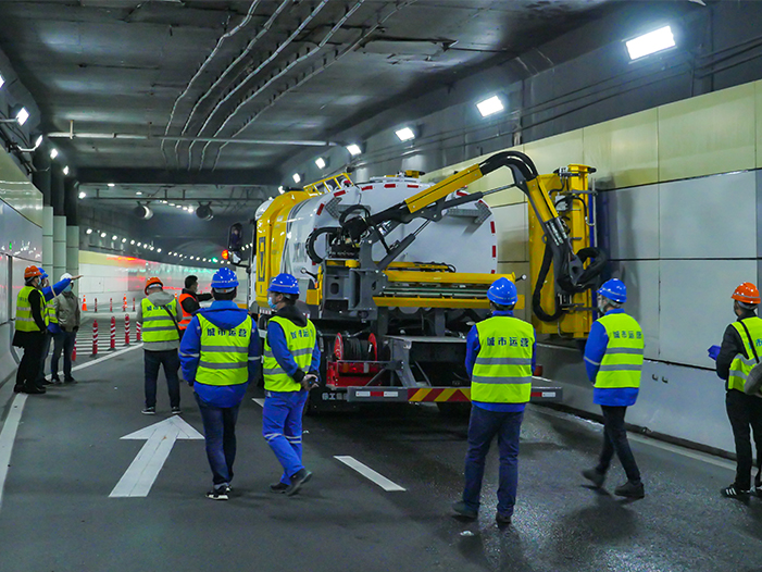 8188cc威尼斯墙面洗濯车在上海打浦路隧道作业