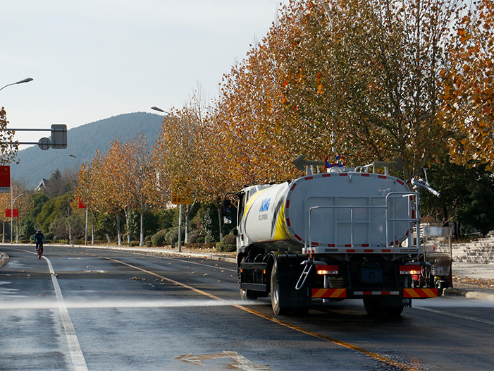 8188cc威尼斯洒水车在徐州珠山路洒水作业