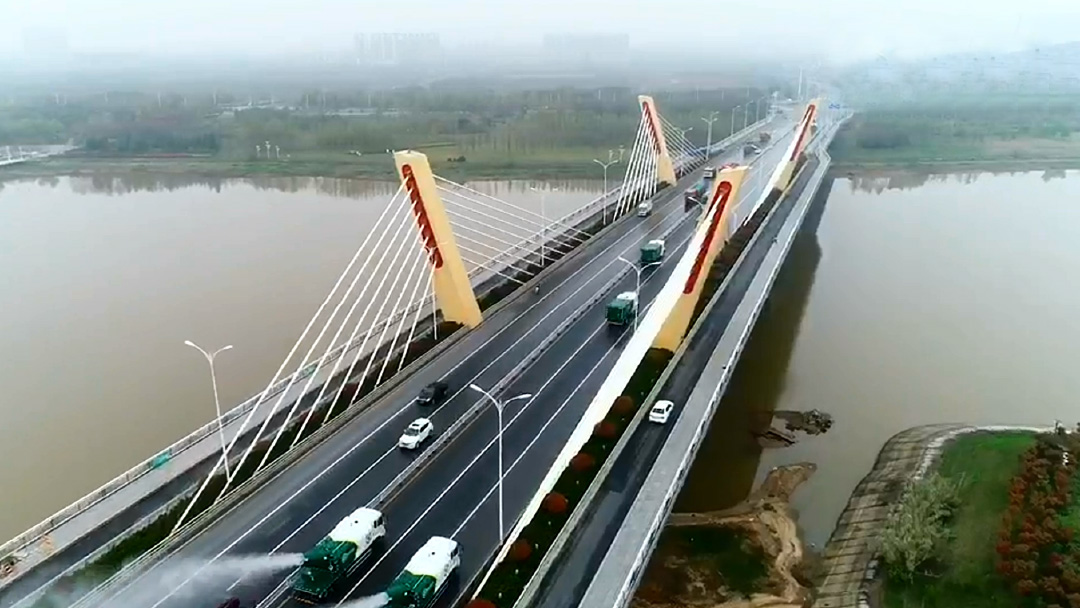 8188cc威尼斯环卫装备在六安赤壁路大桥作业