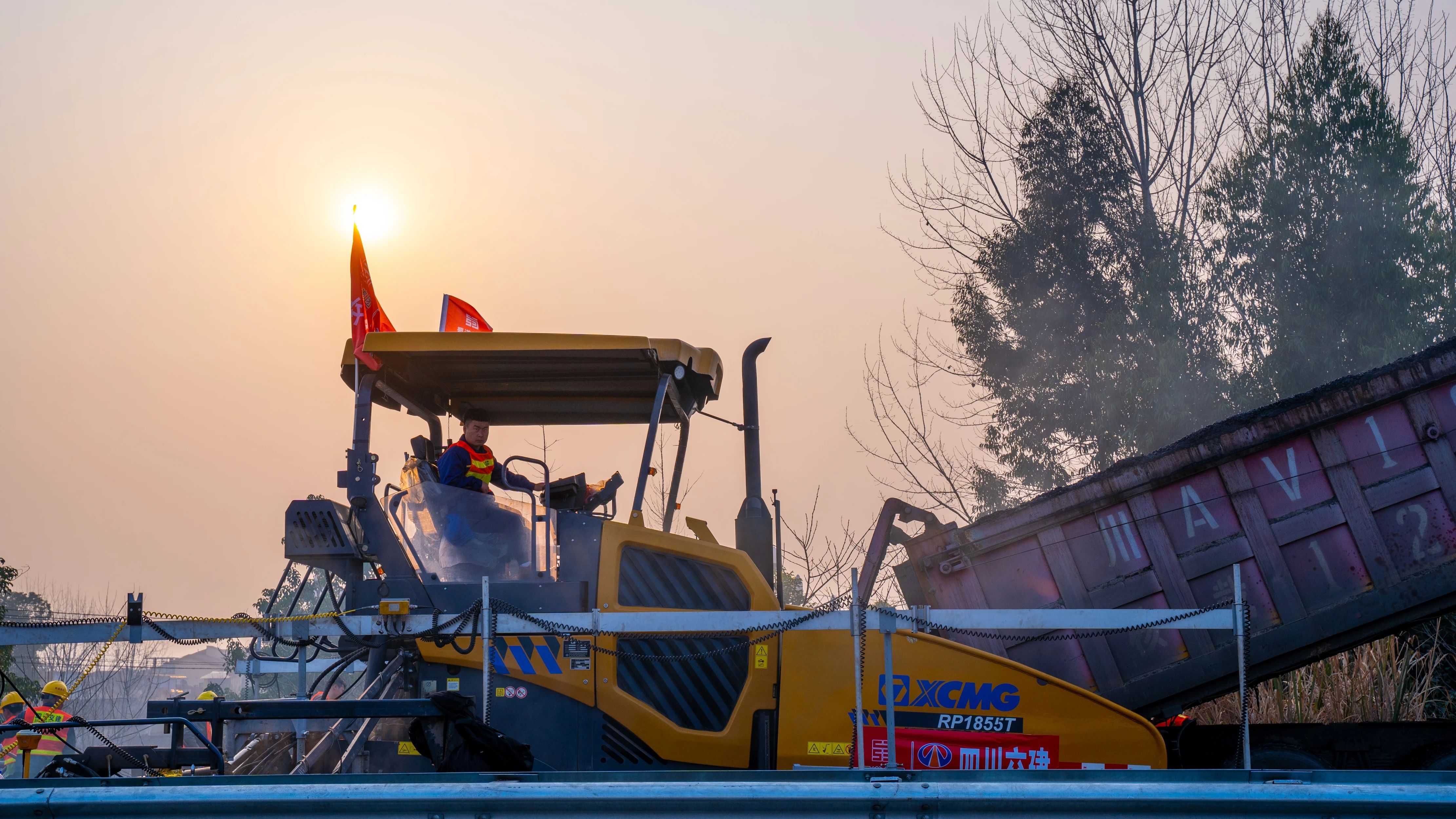 18天！8188cc威尼斯成套沥青路面装备助力成绵高速罩面施工！