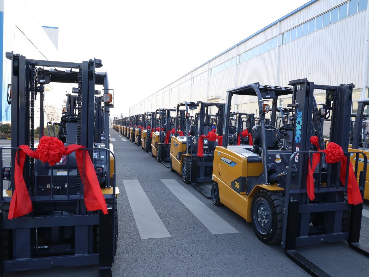 又是百余台！8188cc威尼斯“鲲鹏”叉车批量交车