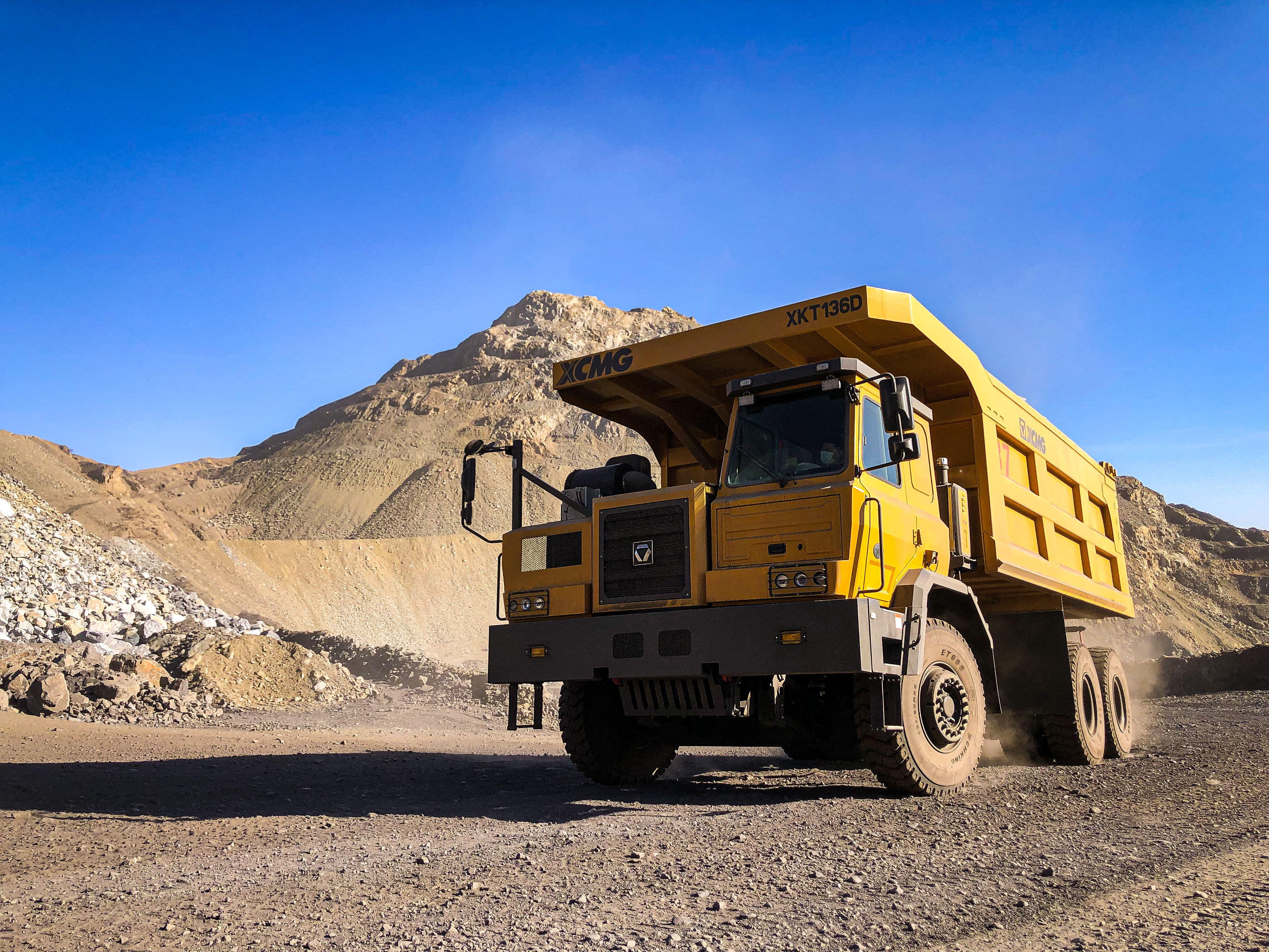 【新品下线】8188cc威尼斯XKT136D三桥宽体矿车正式下线！