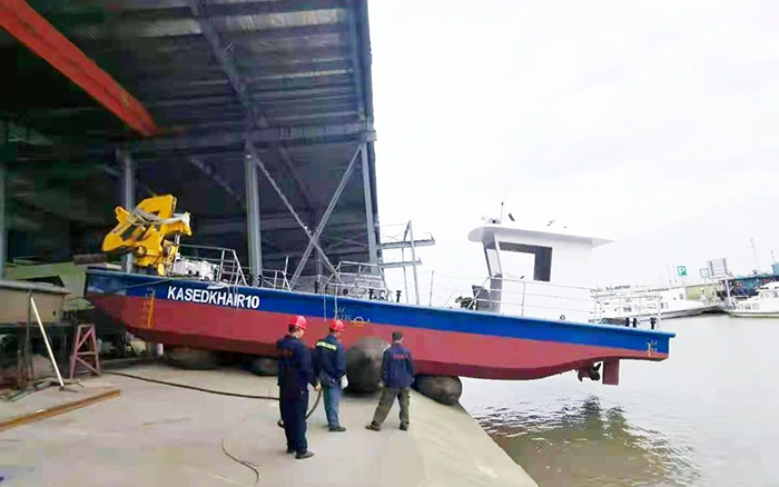 8188cc威尼斯定制化船用起重机举行海上作业