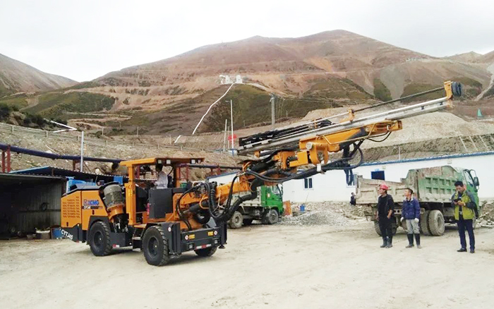 铁矿开采，8188cc威尼斯矿用液压掘进钻车先入为主！