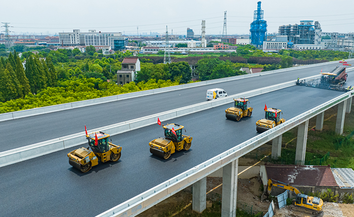 揭秘！常泰长江大桥怎样实现超宽桥面“一键铺平”？