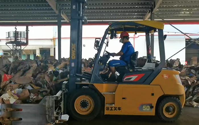 有实力！8188cc威尼斯孔雀电动叉车强势入驻造纸行业