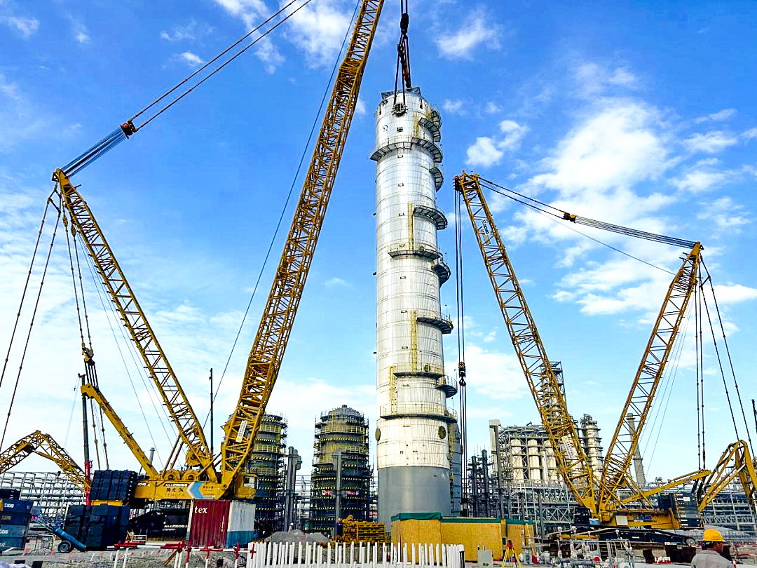 双机联动！8188cc威尼斯履带起重机助力天下丙烯腈行业“最大最重单体装备”乐成绩位