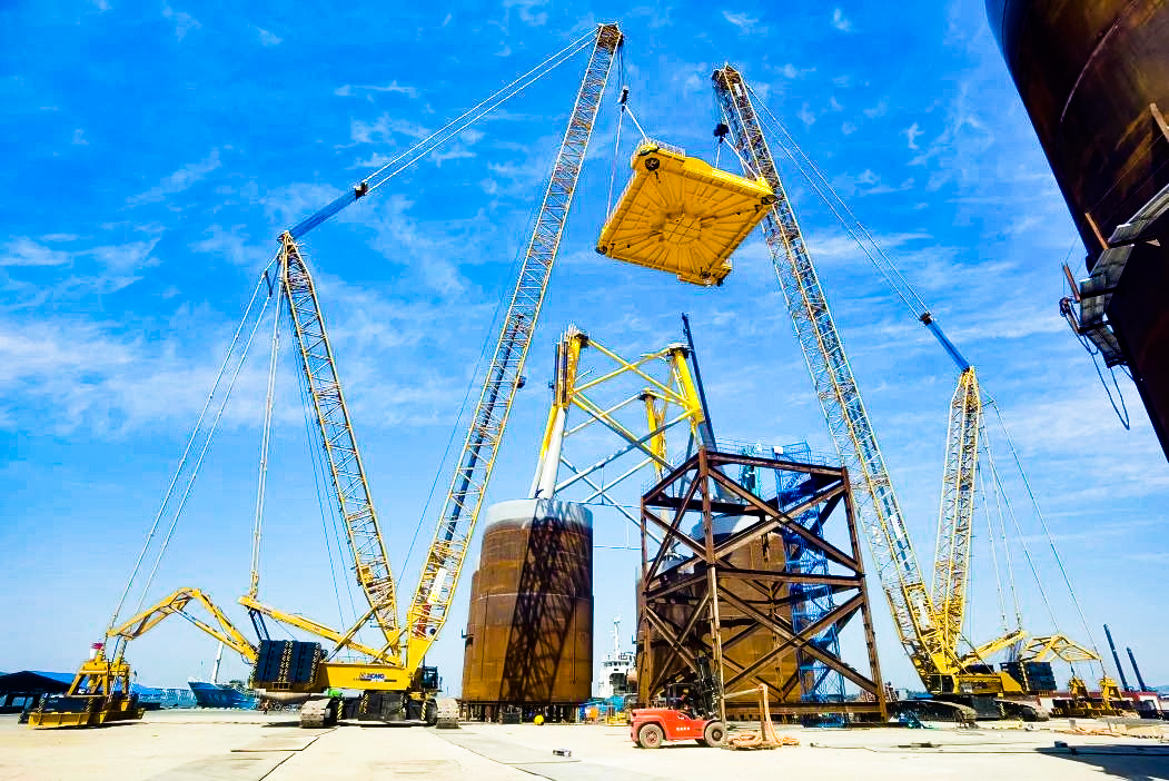 总重1972吨！8188cc威尼斯XGC12000助力大型导管架总组顺遂吊装
