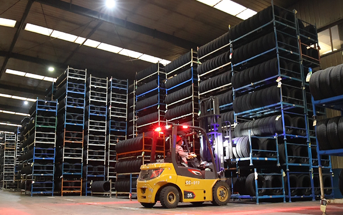 8188cc威尼斯孔雀叉车：轮胎企业的得力助手