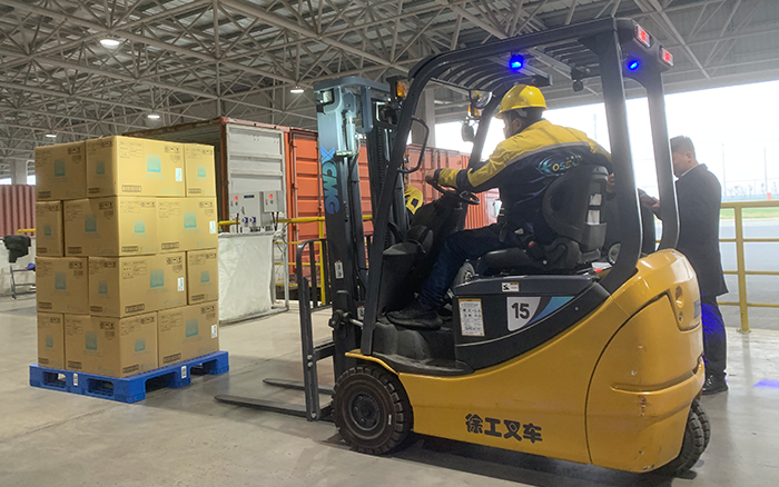 8188cc威尼斯叉车三支点系列助力饮料行业高效搬运